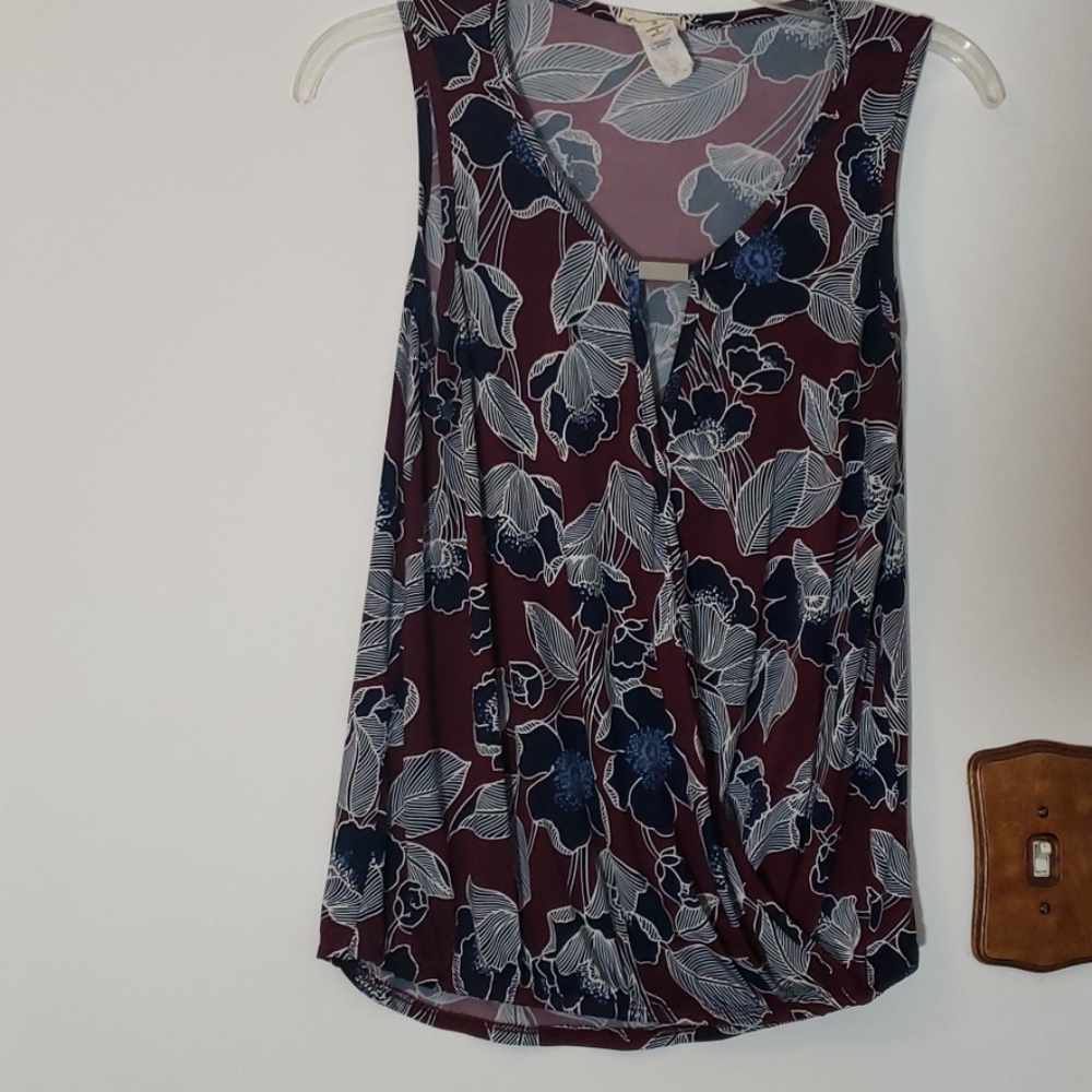Sleeveless Emi & Joe Dressy top size S